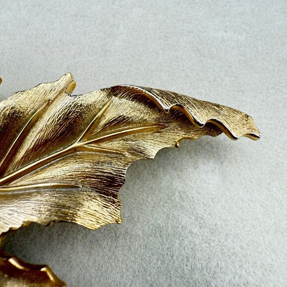 Vintage Crown Trifari Gold Tone Maple Leaf Brooch Pin Textured Detail Fall Jewel - Picture 2 of 6